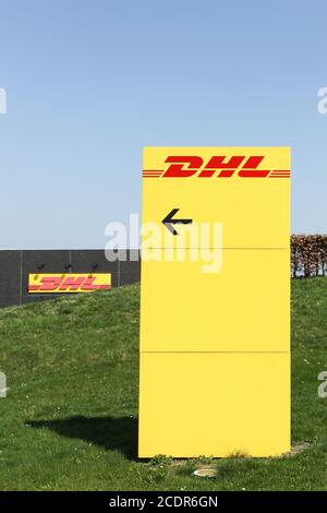 Stilling, Dänemark - 20. April 2018: DHL Lager und Büro. DHL Express ist ein Geschäftsbereich des deutschen Logistikunternehmens Deutsche Post DHL Stockfoto