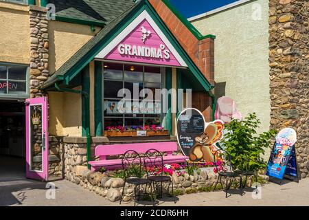 Geschäfte in Jasper Townsite, Jasper National Park, Alberta, Kanada. Stockfoto