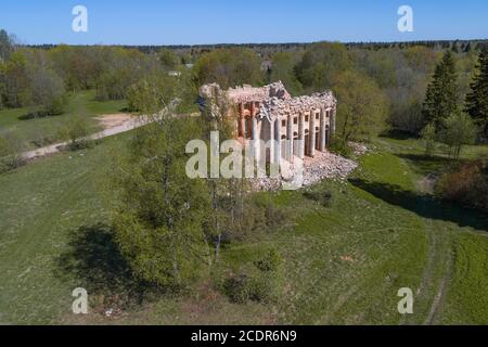 Blick auf die Ruinen der antiken Dreifaltigkeitskirche an einem sonnigen Maitag (Aufnahme aus einem Quadcopter). Dorf der Pyataya Gora. Leningrad, Russland Stockfoto