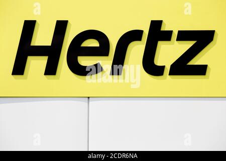 Villefranche sur Saone, Frankreich - 24. Mai 2015: Hertz-Logo an der Wand. Hertz ist eine amerikanische Autovermietung Stockfoto