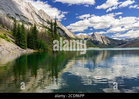 Medicine Lake mit Reflexionen im Jasper mNational Park, Alberta, Kanada. Stockfoto