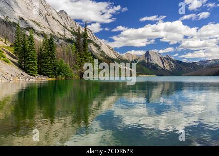 Medicine Lake mit Reflexionen im Jasper mNational Park, Alberta, Kanada. Stockfoto