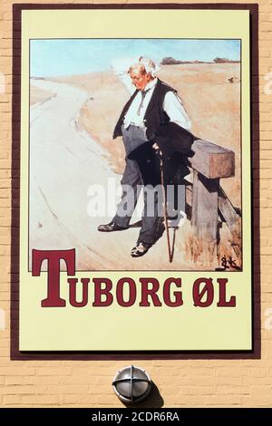 Aarhus, Dänemark - 12. Mai 2019: Tuborg-Bierwerbung an einer Wand. Tuborg ist ein dänisches Brauunternehmen, das 1873 an einem Hafen in Hellerup gegründet wurde Stockfoto