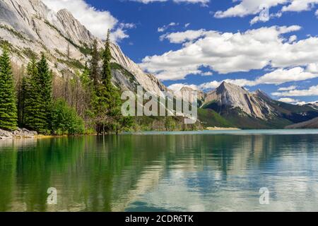 Medicine Lake mit Reflexionen im Jasper mNational Park, Alberta, Kanada. Stockfoto