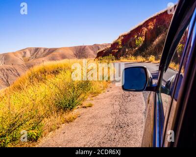 Mit dem Auto durch die landschaftlich reizvolle Landschaft des Hochlandes Madagaskars Stockfoto