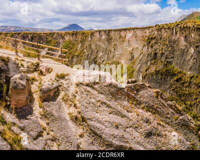 Ecuador, atemberaubende Aussicht auf den Toachi River Canyon, auf der Straße zwischen Zumbahua und Quilotoa Lagune Stockfoto