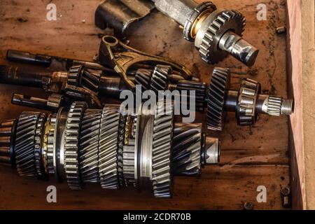 Box-Getriebe demontiert. Die Zahnräder auf der Welle eines mechanischen Getriebes Stockfoto