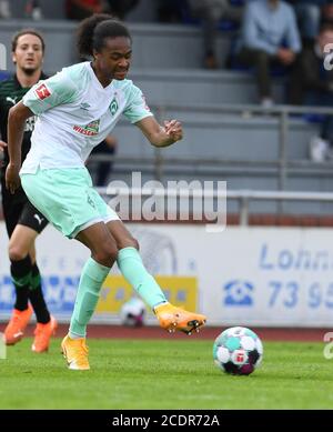 Lohne, Deutschland. August 2020. Fußball: Testspiele: SV Werder Bremen - FC Groningen. Werders Tahith Chong passiert den Ball. Kredit: Carmen Jaspersen/dpa - WICHTIGER HINWEIS: Gemäß den Bestimmungen der DFL Deutsche Fußball Liga und des DFB Deutscher Fußball-Bund ist es untersagt, im Stadion und/oder aus dem Spiel aufgenommene Aufnahmen in Form von Sequenzbildern und/oder videoähnlichen Fotoserien zu nutzen oder auszunutzen./dpa/Alamy Live News Stockfoto