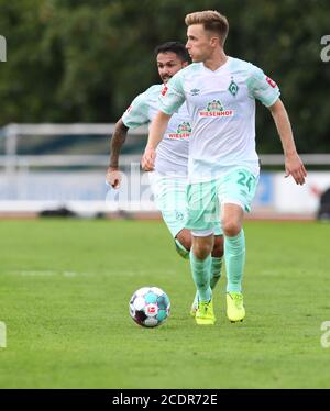 Lohne, Deutschland. August 2020. Fußball: Testspiele: SV Werder Bremen - FC Groningen. Werders Johannes Eggestein am Ball, hinter ihm Leonardo Bittencourt. Kredit: Carmen Jaspersen/dpa - WICHTIGER HINWEIS: Gemäß den Bestimmungen der DFL Deutsche Fußball Liga und des DFB Deutscher Fußball-Bund ist es untersagt, im Stadion und/oder aus dem Spiel aufgenommene Aufnahmen in Form von Sequenzbildern und/oder videoähnlichen Fotoserien zu nutzen oder auszunutzen./dpa/Alamy Live News Stockfoto