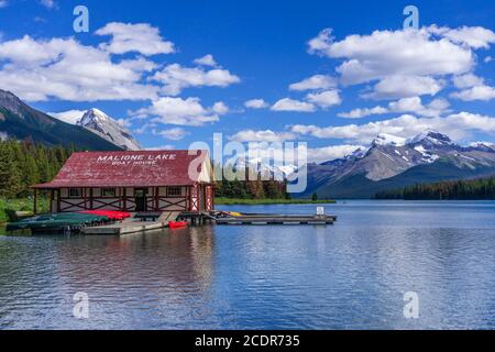 Das Bootshaus am Maligne Lake mit Blick auf den Maligne Lake, Jasper National Park, Alberta, Kanada. Stockfoto