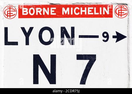 Charbonnieres, Frankreich - 26. Mai 2020: Details eines alten Michelin-Meilensteins auf der mystischen Route nationale 7 in Frankreich Stockfoto