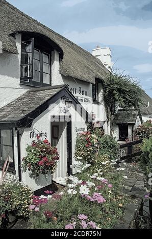 Foto-Illustration des Cott Inn in Dartington in Devon begrüßt Gäste seit 1320, Floral Displays hinzufügen, um das attraktive Äußere Stockfoto