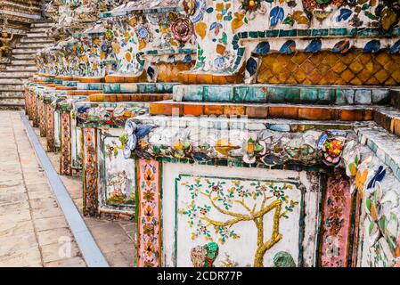 Detail des Wat Arun Tempels mit bunten Fliesen und Blumenmustern, Bangkok, Thailand dekoriert Stockfoto