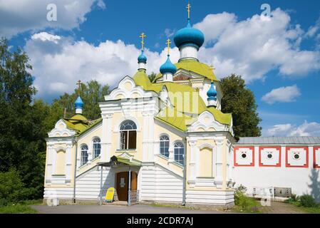 TICHWIN, RUSSLAND - 12. JULI 2018: Die Eingangskirche 'Ikonen der Gottesmutter' (die Kirche auf der Veranda) wird am Julinachmittag geschlossen Stockfoto