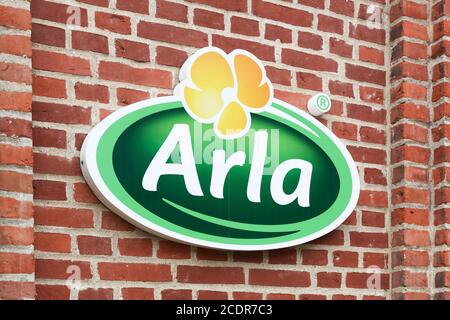 Aarhus, Dänemark - 5. Juni 2019: Arla Foods Logo auf einer Ziegelwand. Arla Foods ist eine internationale Genossenschaft mit Sitz in Aarhus, Dänemark Stockfoto