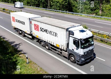 DB Schenker Mercedes-Benz Actros Kombiwagen auf der Autobahn. Stockfoto