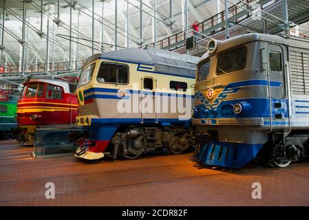 SANKT PETERSBURG, RUSSLAND - 16. AUGUST 2018: Fragment der Ausstellung von Lokomotiven im neuen Eisenbahnmuseum von Russland Stockfoto