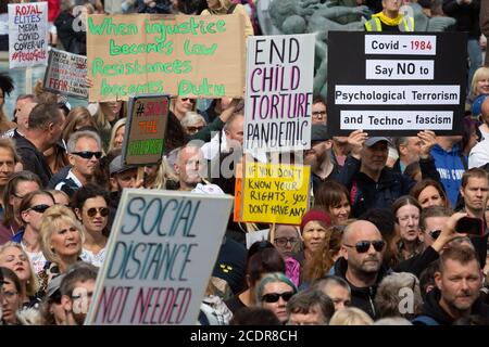 Anti-Lockdown-Verschwörungstheoretiker und Coronavirus-Leugner protestieren am Trafalgar Square für persönliche Freiheiten und gegen die Regierung und die Mainstream-Medien, die, wie sie sagen, hinter Desinformation und Unwahrheiten über die covid Pandemie am 29. August 2020 in London, England, stehen. Stockfoto