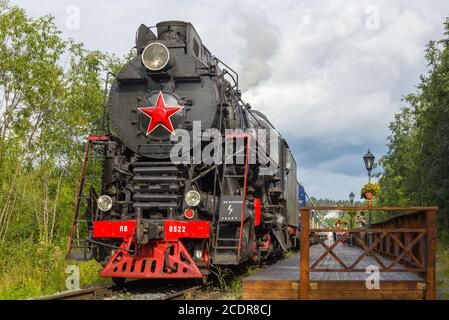 RUSKEALA, RUSSLAND - 15. AUGUST 2018: Sowjetische Hauptdampflokomotive LV-0522 auf der Plattform des Ruskeala Bergparks. Karelien Stockfoto