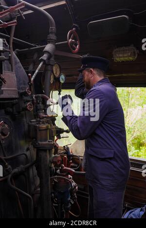 RUSKEALA, RUSSLAND - 15. AUGUST 2020: Dampflokomotive Fahrer auf dem Arbeitsplatz. Der Innenraum des Fahrgestells einer sowjetischen Lastdampflokomotive der Stockfoto