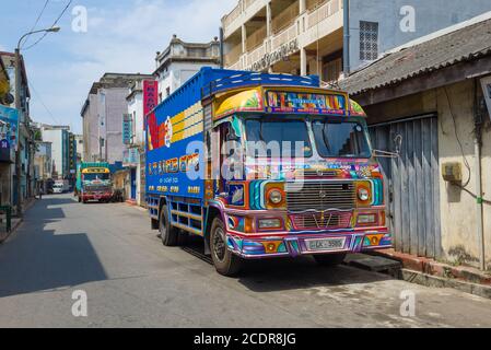 COLOMBO, SRI LANKA - 23. FEBRUAR 2020: Zwei bunte Lanka Ashok Leyland Lastwagen auf einer Stadtstraße Stockfoto