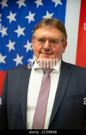 Vilseck, Deutschland. August 2020. Der Bürgermeister von Vilseck, Hans-Martin Schertl (Freie Wähler), blickt bei einer Pressekonferenz nach einem Informationsaustausch auf Schloss Dagestein in Vilseck anlässlich des angekündigten Abzugs der US-Truppen aus Bayern in die Kamera. Quelle: Timm Schamberger/dpa/Alamy Live News Stockfoto