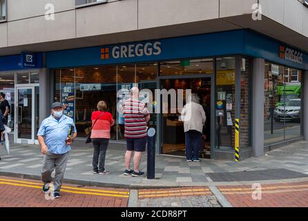 Maidenhead, Berkshire, Großbritannien. August 2020. Die Kunden stehen vor einem Greggs-Bäckerladen in der Schlange. Quelle: Maureen McLean/Alamy Stockfoto