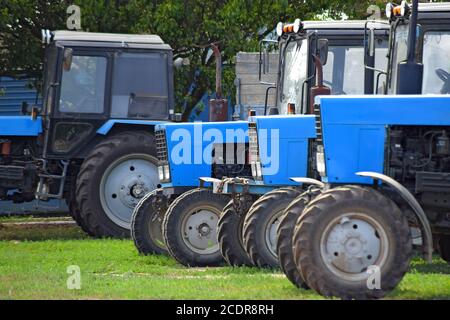 Traktor, in einer Zeile stehen. Landwirtschaftliche Maschinen. Stockfoto