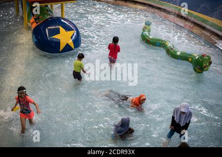 Bekasi, Indonesien. August 2020. Kinder genießen ihre Wochenenden spielen auf einem Wasserspiel, um der Hitze in Bekasi, Indonesien, zu entkommen, 29. August 2020. (Foto: Evan Praditya/INA Photo Agency/Sipa USA) Quelle: SIPA USA/Alamy Live News Stockfoto