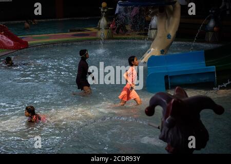 Bekasi, Indonesien. August 2020. Kinder genießen ihre Wochenenden spielen auf einem Wasserspiel, um der Hitze in Bekasi, Indonesien, zu entkommen, 29. August 2020. (Foto: Evan Praditya/INA Photo Agency/Sipa USA) Quelle: SIPA USA/Alamy Live News Stockfoto