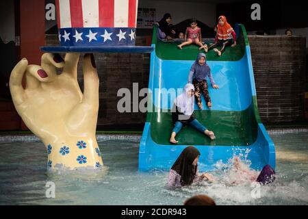 Bekasi, Indonesien. August 2020. Kinder genießen ihre Wochenenden spielen auf einem Wasserspiel, um der Hitze in Bekasi, Indonesien, zu entkommen, 29. August 2020. (Foto: Evan Praditya/INA Photo Agency/Sipa USA) Quelle: SIPA USA/Alamy Live News Stockfoto