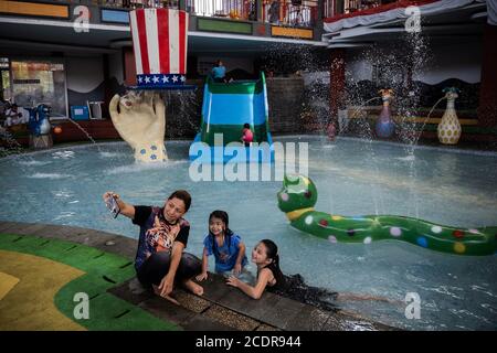 Bekasi, Indonesien. August 2020. Kinder genießen ihre Wochenenden spielen auf einem Wasserspiel, um der Hitze in Bekasi, Indonesien, zu entkommen, 29. August 2020. (Foto: Evan Praditya/INA Photo Agency/Sipa USA) Quelle: SIPA USA/Alamy Live News Stockfoto