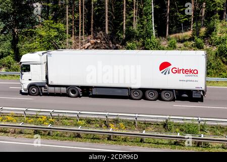 DAF XF LKW mit Girteka temperaturgesteuertem Anhänger auf der Autobahn. Stockfoto