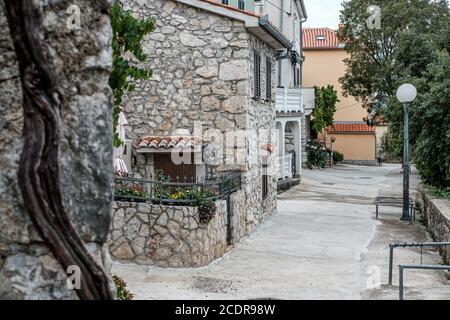 Straßen von Omisalj, Insel Krk, Kroatien Stockfoto