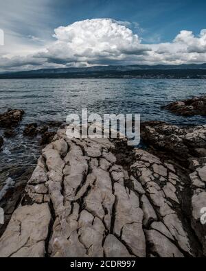 Wolkenlandschaft über Klimno, Insel Krk, Kroatien Stockfoto