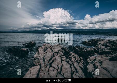 Wolkenlandschaft über Klimno, Insel Krk, Kroatien Stockfoto