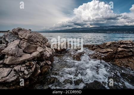 Wolkenlandschaft über Klimno, Insel Krk, Kroatien Stockfoto