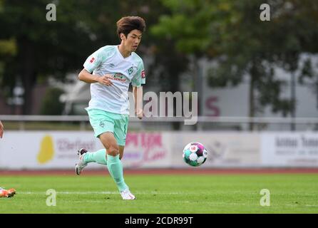 Lohne, Deutschland. August 2020. Fußball: Testspiele: SV Werder Bremen - FC St.Pauli. Werders Yuya Osako am Ball. Kredit: Carmen Jaspersen/dpa - WICHTIGER HINWEIS: Gemäß den Bestimmungen der DFL Deutsche Fußball Liga und des DFB Deutscher Fußball-Bund ist es untersagt, im Stadion und/oder aus dem Spiel aufgenommene Aufnahmen in Form von Sequenzbildern und/oder videoähnlichen Fotoserien zu nutzen oder auszunutzen./dpa/Alamy Live News Stockfoto