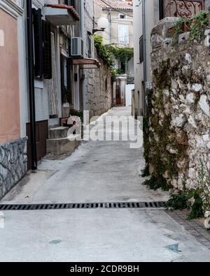 Straßen von Omisalj, Insel Krk, Kroatien Stockfoto