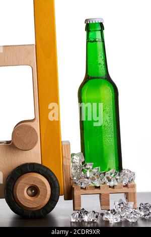 Palettenträger mit gekühlter grüner Bierflasche Stockfoto