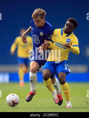 Tariq Lamptey von Brighton und Hove Albion (rechts) und Luke McCormick von Chelsea kämpfen während der Vorsaison im AMEX Stadium in Brighton um den Ball, wo bis zu 2500 Fans das Spiel sehen durften, nachdem die Regierung eine weitere Reihe von Sportveranstaltungen angekündigt hatte Verwendet werden, um die sichere Rückkehr der Zuschauer zu steuern. Stockfoto