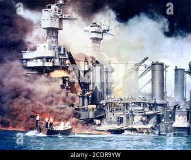 Pearl Harbor 1941. Ein kleines Boot, das nach dem japanischen Angriff auf Pearl Harbor am 7. Dezember 1941 einen Seemann aus der USS West Virginia rettet und im Hintergrund brennt. Stockfoto