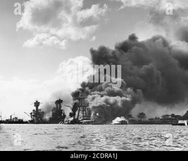 Pearl Harbor 1941. Foto der USS Arizona, der USS Tennessee und der USS West Virginia nach dem japanischen Angriff auf Pearl Harbor, 7. Dezember 1941. Stockfoto
