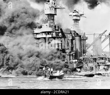 Pearl Harbor 1941. Ein kleines Boot, das nach dem japanischen Angriff auf Pearl Harbor am 7. Dezember 1941 einen Seemann aus der USS West Virginia rettet und im Hintergrund brennt. Stockfoto