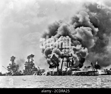 Pearl Harbor 1941. Foto der U.S.S. West Virginia (schwer beschädigt), U.S.S. Tennessee (beschädigt) und U.S.S. Arizona (versenkt), nach dem japanischen Angriff auf Pearl Harbor, 7. Dezember 1941. Stockfoto