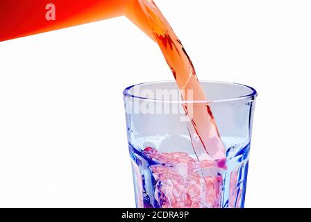 Ein frisches, saftiges Getränk wird in ein Glas gegossen. Stockfoto