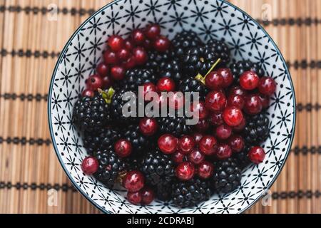 Brombeeren und Stachelbeeren in einer Schüssel Stockfoto