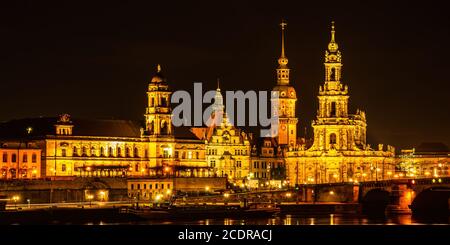 Gutshaus, Wohnhaus und Hofkirche bei Nacht, historische Altstadt von Dresden, Sachsen, Deutschland. Stockfoto