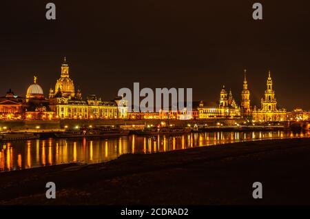 Das historische Altstadtensemble bestehend aus Frauenkirche, Akademie der Bildenden Künste, Ständehaus, Residenzschloss und Hofkirche, Dresden, Deutschland. Stockfoto