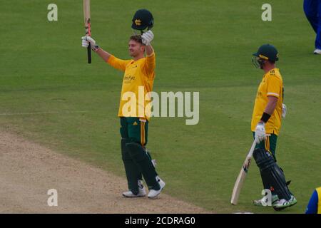 Chester le Street, England, 29. August 2020. Joe Clarke von Notts Outlaws feiert, nachdem er eine sechs getroffen hat, um das Vitality Blast Spiel gegen Durham Cricket zu gewinnen und 100 Runs zu erreichen. Quelle: Colin Edwards/Alamy Live News. Stockfoto